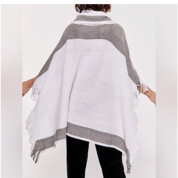 La Vie En Rose Colour Block White Grey Knitted Turtleneck Poncho One Size - Picture 2 of 14